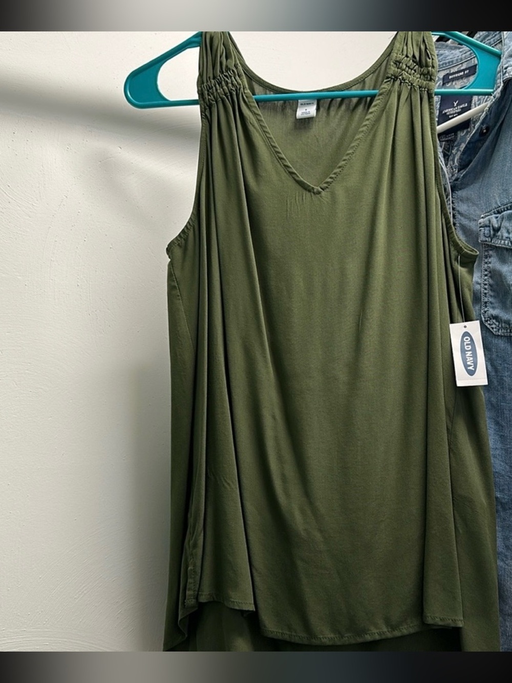 OldNavy NWT Small green v neck curved hem
